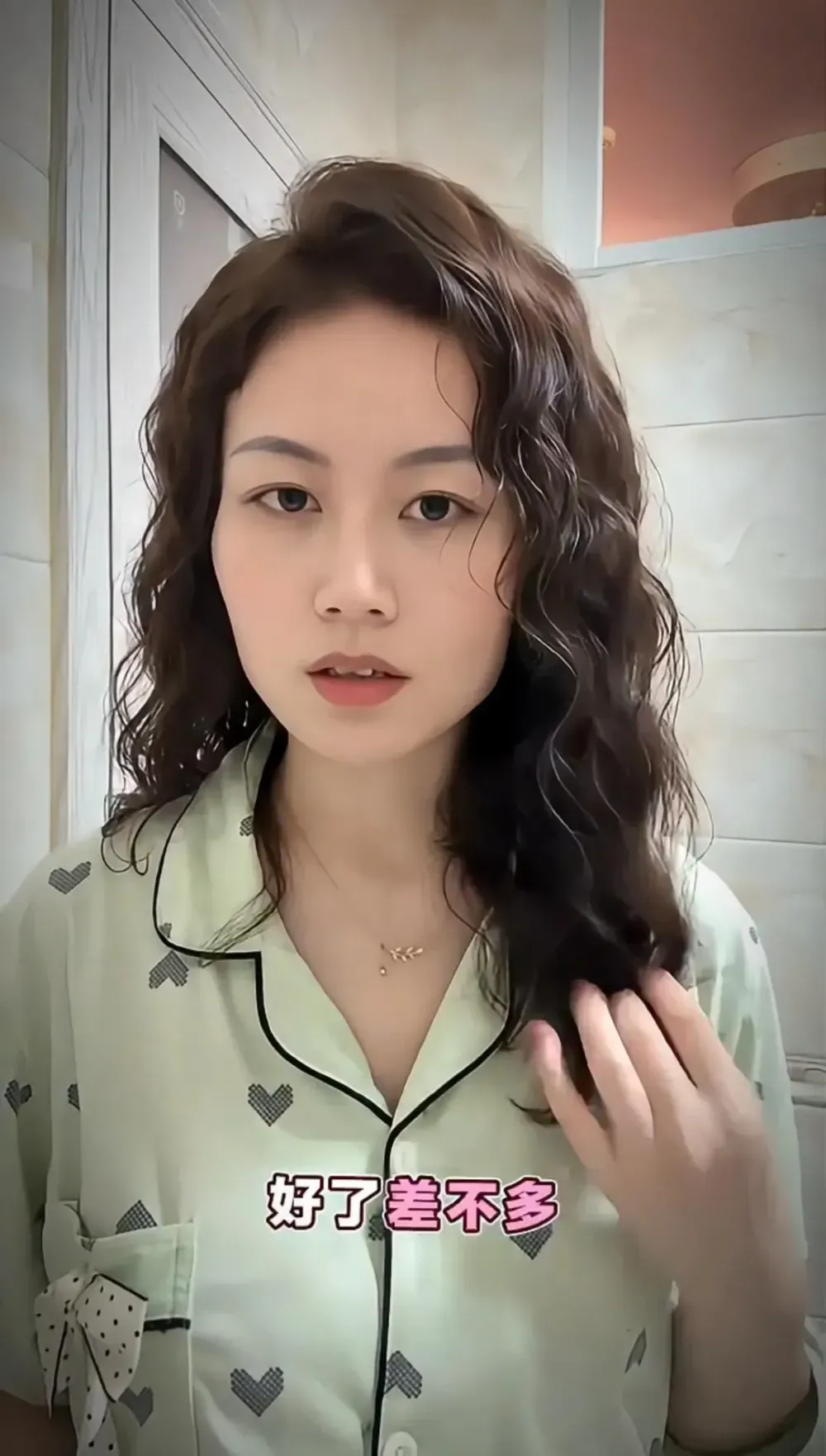 女生中长卷烫发打理福利：在家也能打理烫发大气的中长卷