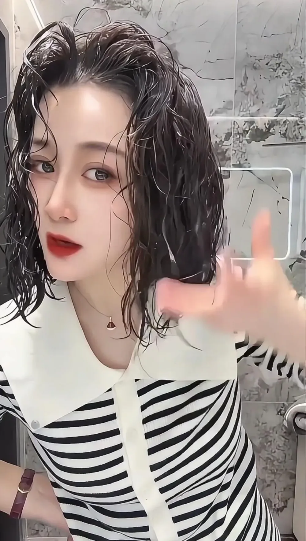 女生烫发打理福利：在家也能打理烫发美翻天的全头卷